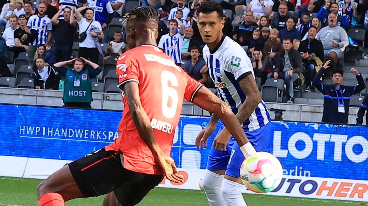 Odilon Kossounou: Der Verteidiger bekam den Ball an die Hand, eine umstrittene Szene. Odilon Kossounou: Der Verteidiger bekam den Ball an die Hand, eine umstrittene Szene.