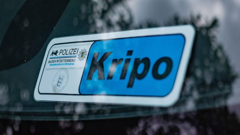 Schild der Kripo liegt in einem Fahrzeug (Symbolfoto): Ein Verbrechen könne nicht ausgeschlossen werden.