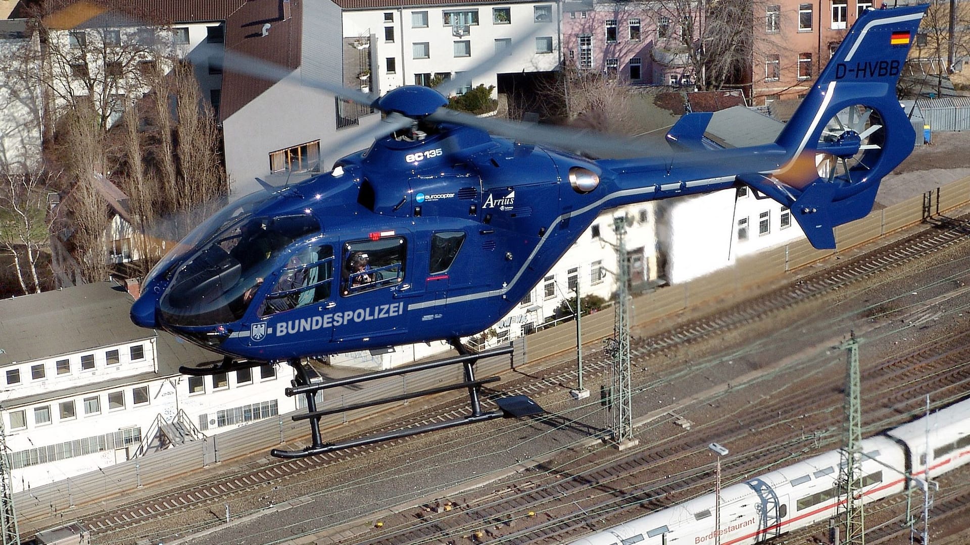Ein Hubschrauber der Bundespolizei kreist über dem Bahnhof. Trotz mehrstündiger Suche wurde der Unfallverursacher nicht gefunden. Ein Hubschrauber der Bundespolizei kreist über dem Bahnhof. Trotz mehrstündiger Suche wurde der Unfallverursacher nicht gefunden.