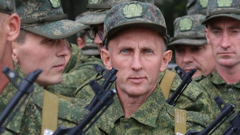 Russische Reservisten nach der Teilmobilisierung: Viele sollen offenbar zeitnah an die Front in der Ukraine geschickt werden.