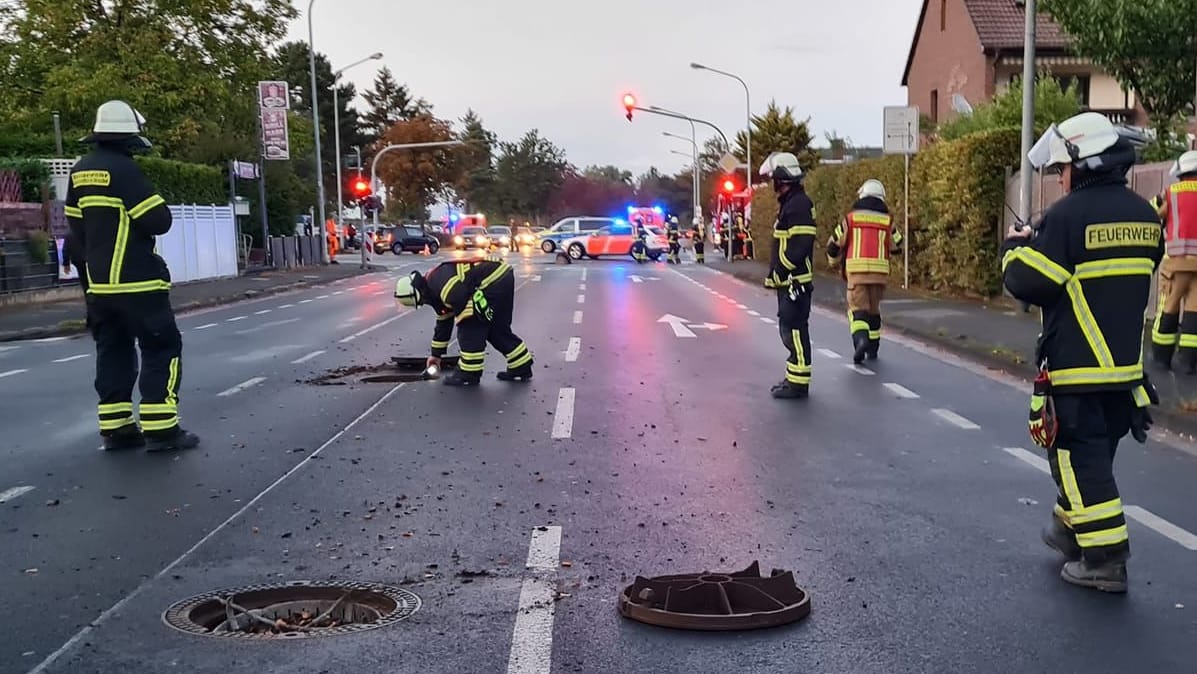 Feuerwehr am Einsatzort: Durch die Verpuffung wurden mehrere Gullydeckel durch die Luft geschleudert.