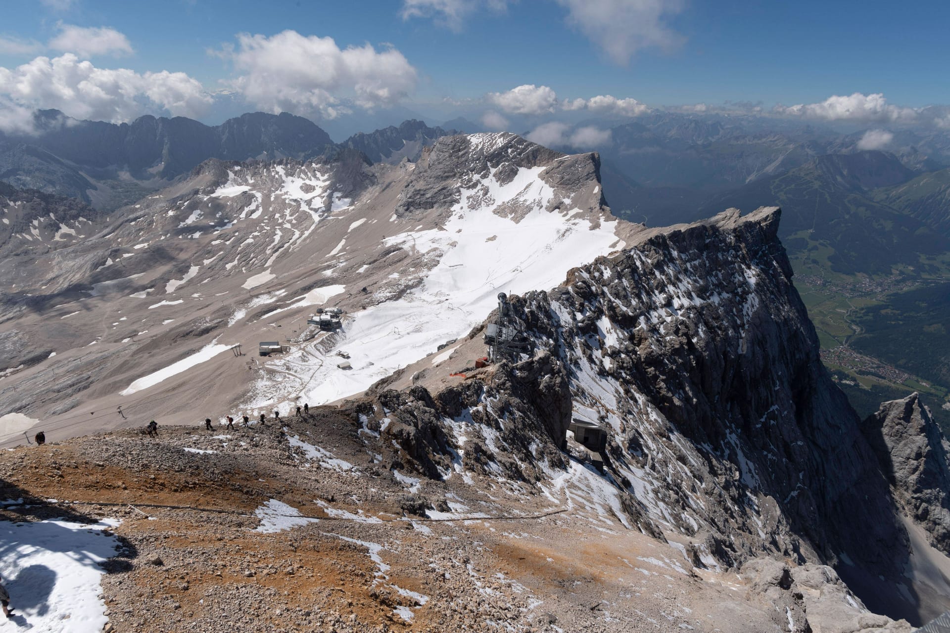 Der Blick von der Zugspitze Richtung Schneeferner Gletscher: Es ist ein Rennen gegen die Zeit für den kleinsten der fünf verbleibenden Gletscher in Deutschland. Schon dieses Jahr könnte der Schneeferner für tot erklärt werden.