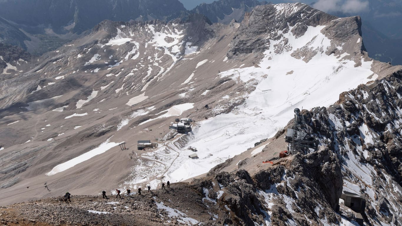 Der Blick von der Zugspitze Richtung Schneeferner Gletscher: Es ist ein Rennen gegen die Zeit für den kleinsten der fünf verbleibenden Gletscher in Deutschland. Schon dieses Jahr könnte der Schneeferner für tot erklärt werden.