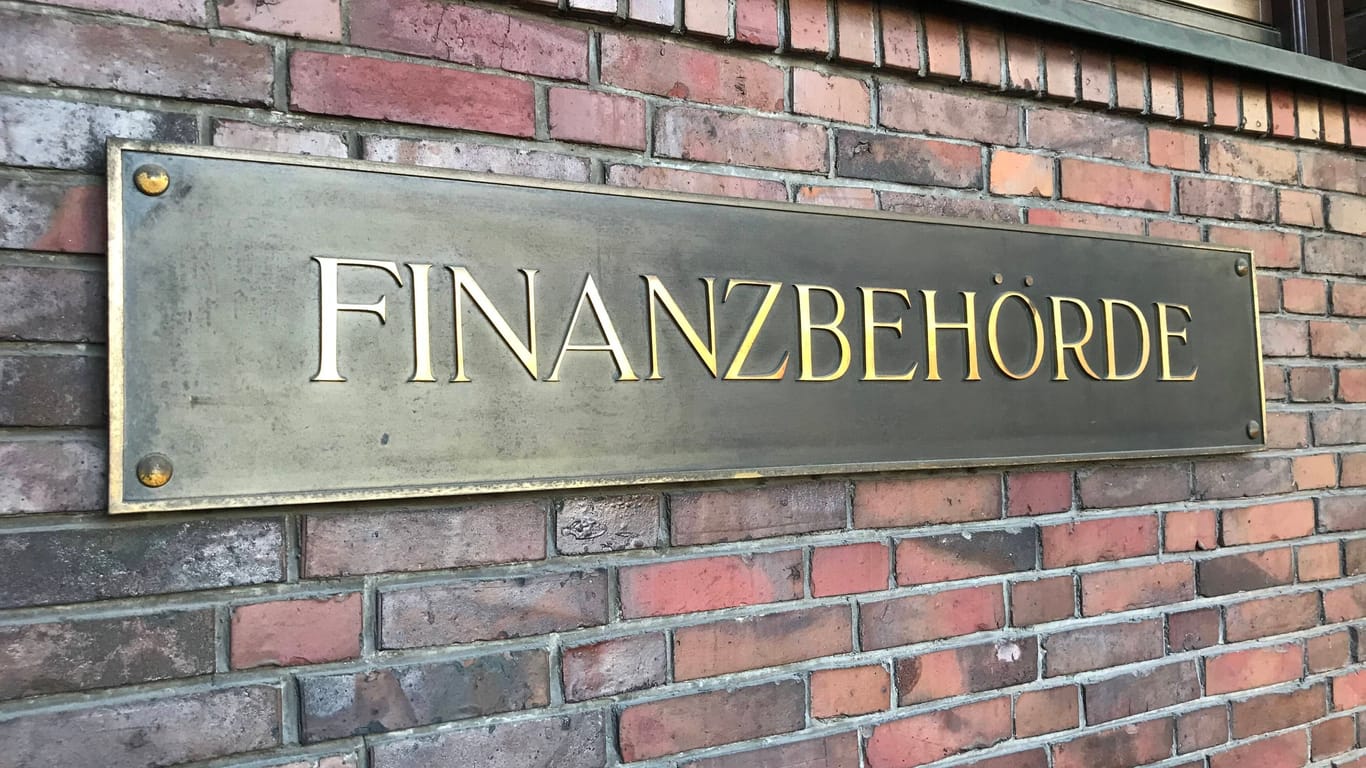 Schild am Eingang der Finanzbehörde in Hamburg (Archivbild): Insgesamt zieht die Finanzbehörde ein positives Fazit.