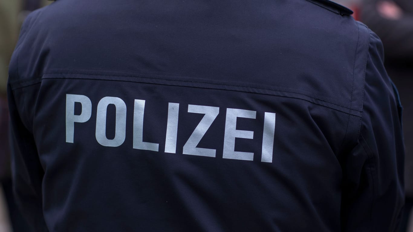 "Polizei" steht auf der Uniform eines Polizisten: Die Beamten hatten in NRW eine vermisste Schwangere gesucht.