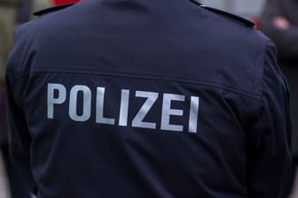 "Polizei" steht auf der Uniform eines Polizisten: Die Beamten hatten in NRW eine vermisste Schwangere gesucht.