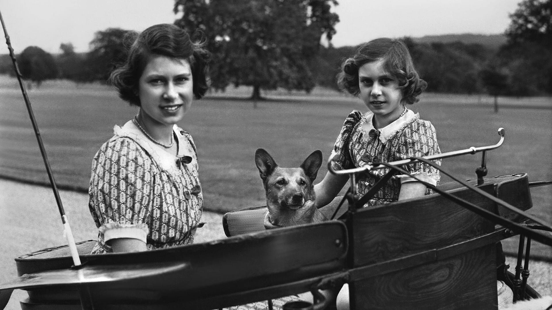 Damals noch als junge Prinzessin Elizabeth mit ihrer Schwester Margaret: Ihre Vorliebe für Corgis begann schon in der Kindheit.