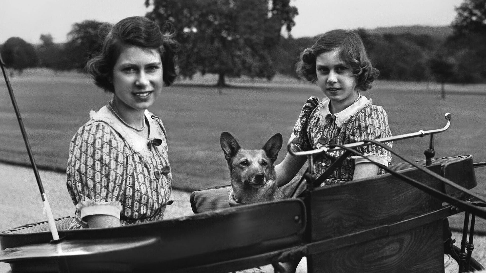 Damals noch als junge Prinzessin Elizabeth mit ihrer Schwester Margaret: Ihre Vorliebe für Corgis begann schon in der Kindheit.