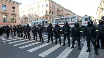 Polizisten bei Protesten gegen die Teilmobilmachung in St. Petersburg: Am späten Nachmittag war von landesweit 289 Festnahmen die Rede.