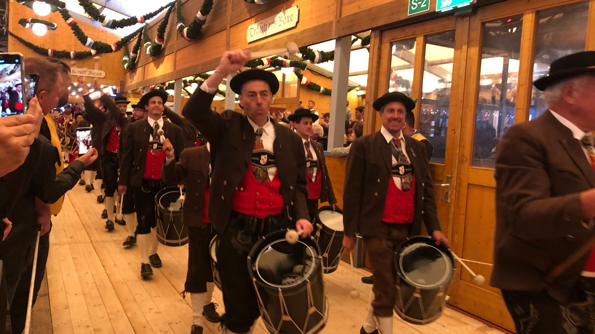 Die Kapelle zieht ein: Die Zuschauer johlen.