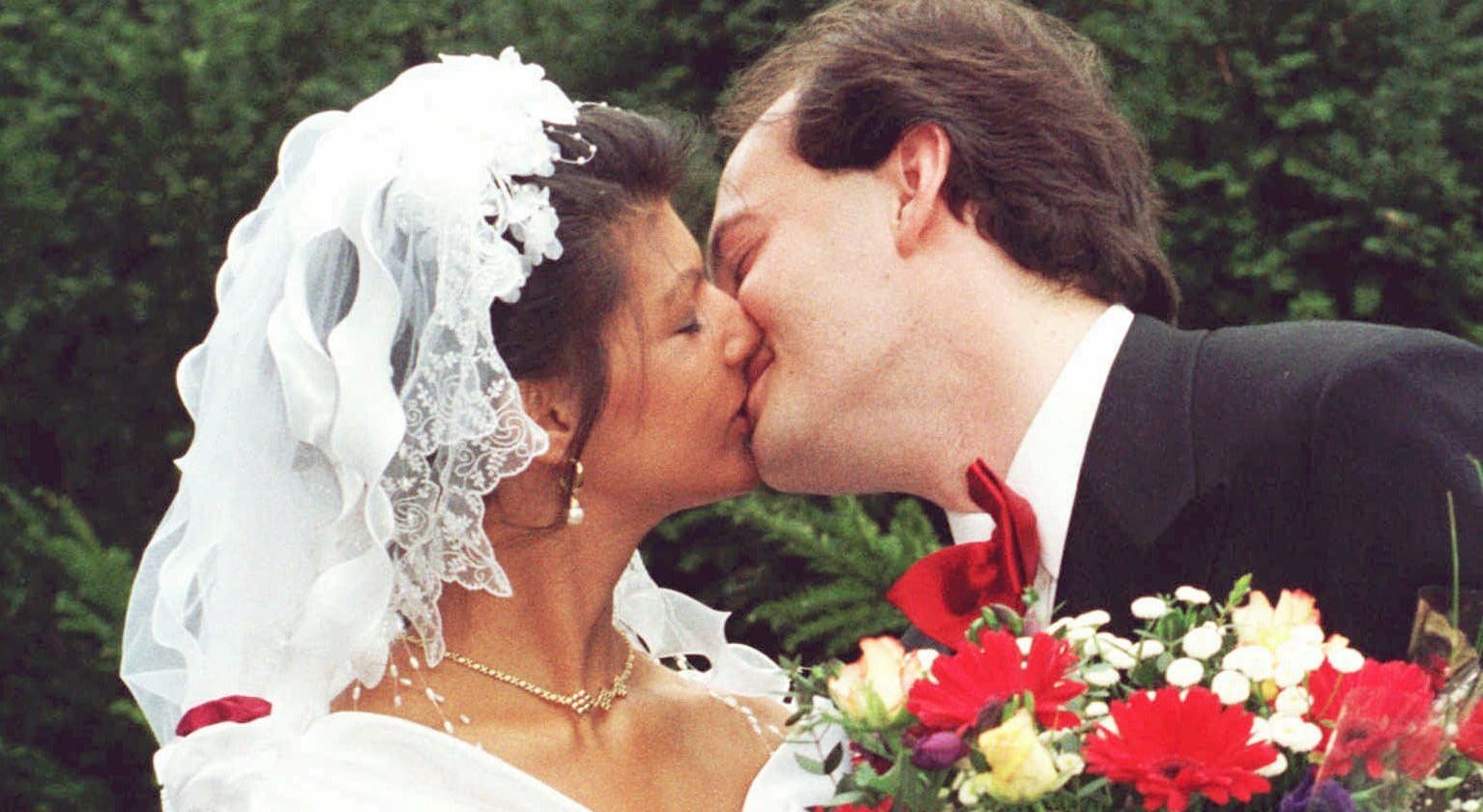 Hochzeit 1997: Am Geburtstag von Karls Marx heirateten Sahra Wagenknecht und Ralph NIemeyer, damals beide 27. Die Ehe hielt 15 Jahre.