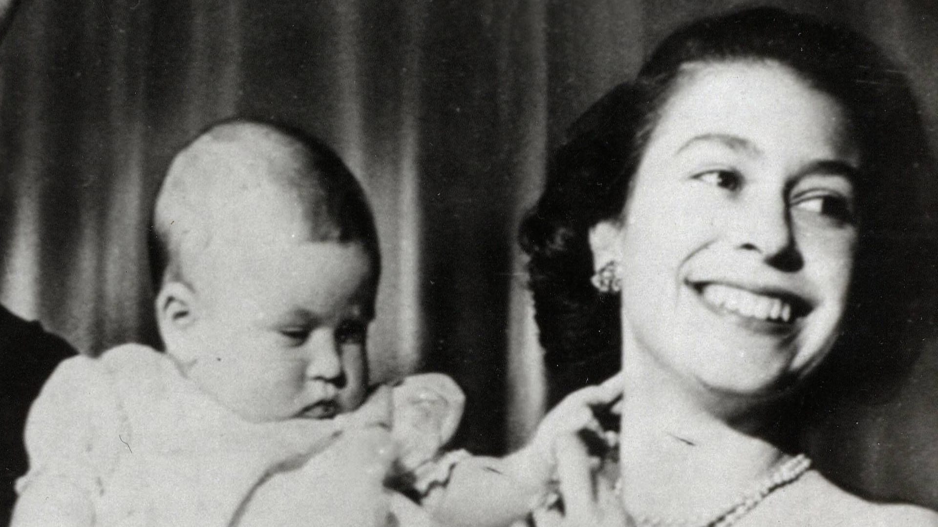 Als erstes Kind von Prinz Philip und Königin Elizabeth II. kam Charles am 14. November 1948 auf die Welt.