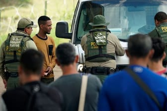 Vertriebene Menschen aus Lateinamerika in Texas: Sie werden von der Grenzpatrouille abgefertigt, nachdem sie illegal den Fluss Rio Grande von Mexiko in die USA überquert haben.