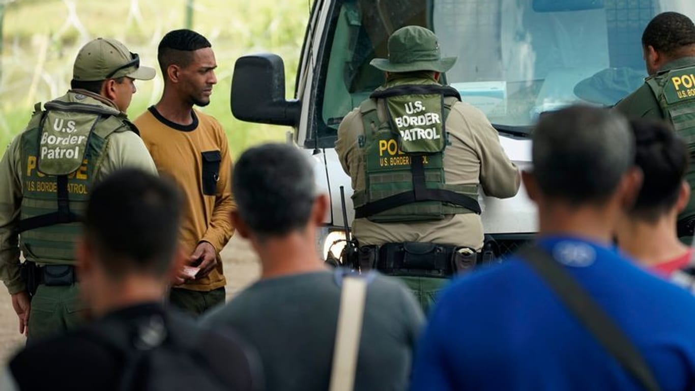 Vertriebene Menschen aus Lateinamerika in Texas: Sie werden von der Grenzpatrouille abgefertigt, nachdem sie illegal den Fluss Rio Grande von Mexiko in die USA überquert haben.