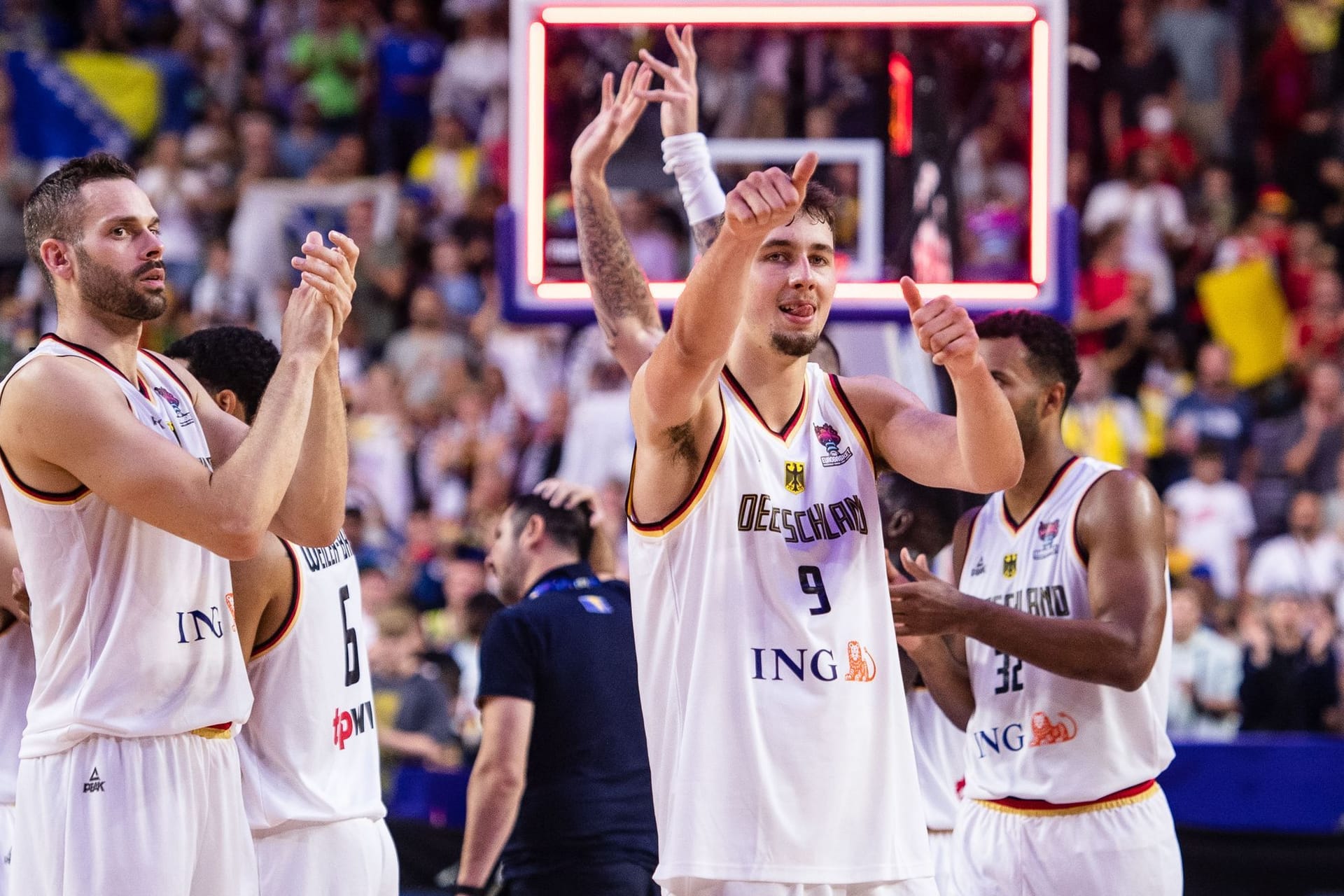 Das deutsche Team jubelt: Die DBB-Auswahl holte gegen Bosnien-Herzegowina den zweiten Sieg.