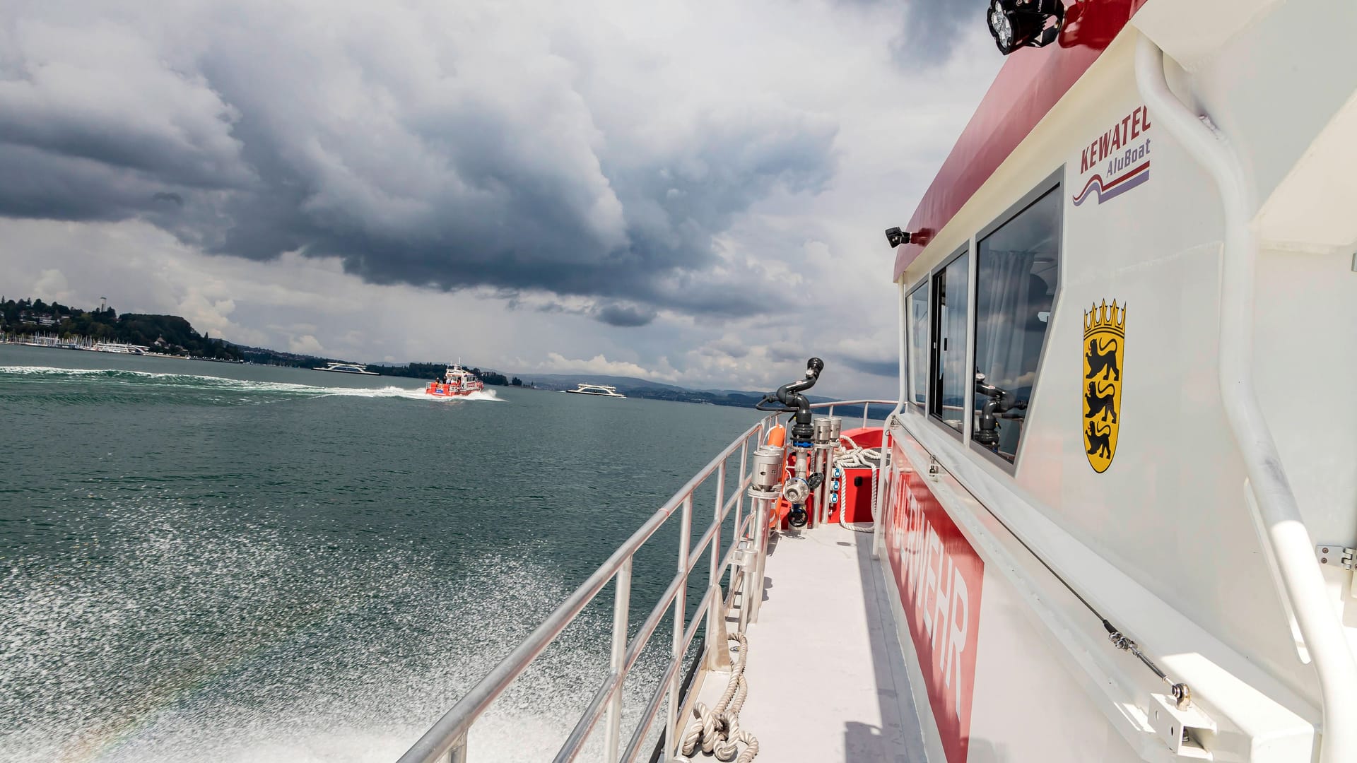 Ein Feuerwehrboot auf dem Bodensee (Symbolbild): Die beiden starben offenbar kurz nacheinander.