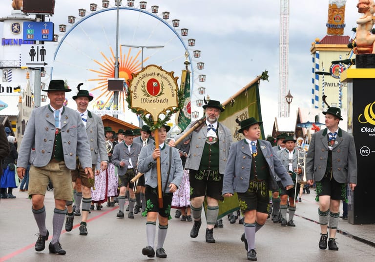 Der Trachten- und Schützenumzug am Sonntag gehört dazu – und führte auch heuer übers Festgelände.