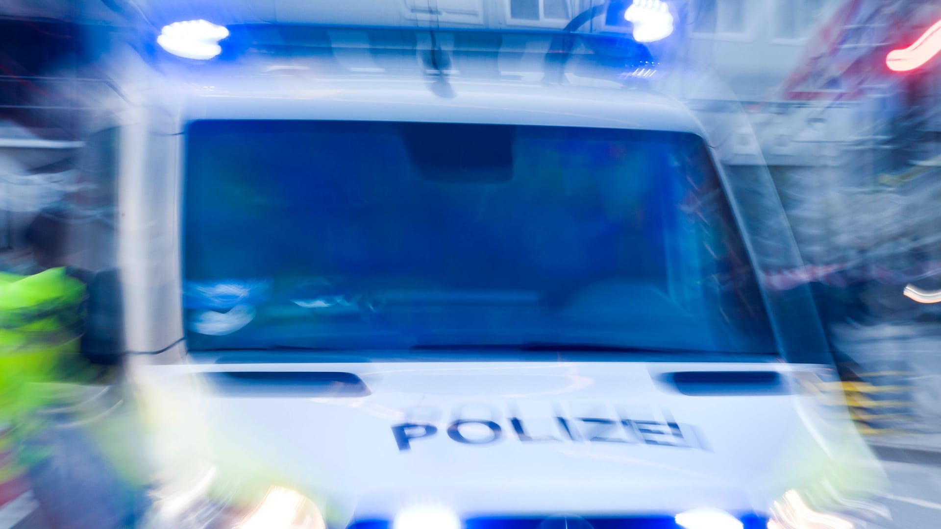 Ein Streifenwagen der Polizei (Symbolfoto). Die mutmaßlichen Angreifer konnten zunächst unerkannt flüchten. Ein Streifenwagen der Polizei (Symbolfoto). Die mutmaßlichen Angreifer konnten zunächst unerkannt flüchten.