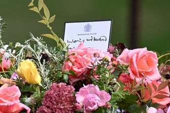 Eine Karte des Königs: Auf dem Sarg von Elizabeth II. ist eine handschriftlich verfasste Karte zu finden.