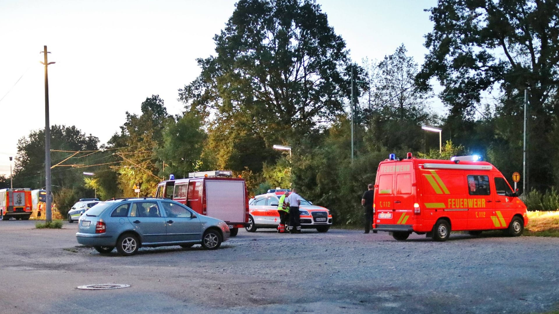 Einsatzkräfte am Maubacher Bahnhof: Für den 54-jährigen Mann kam am Montag jede Hilfe zu spät.