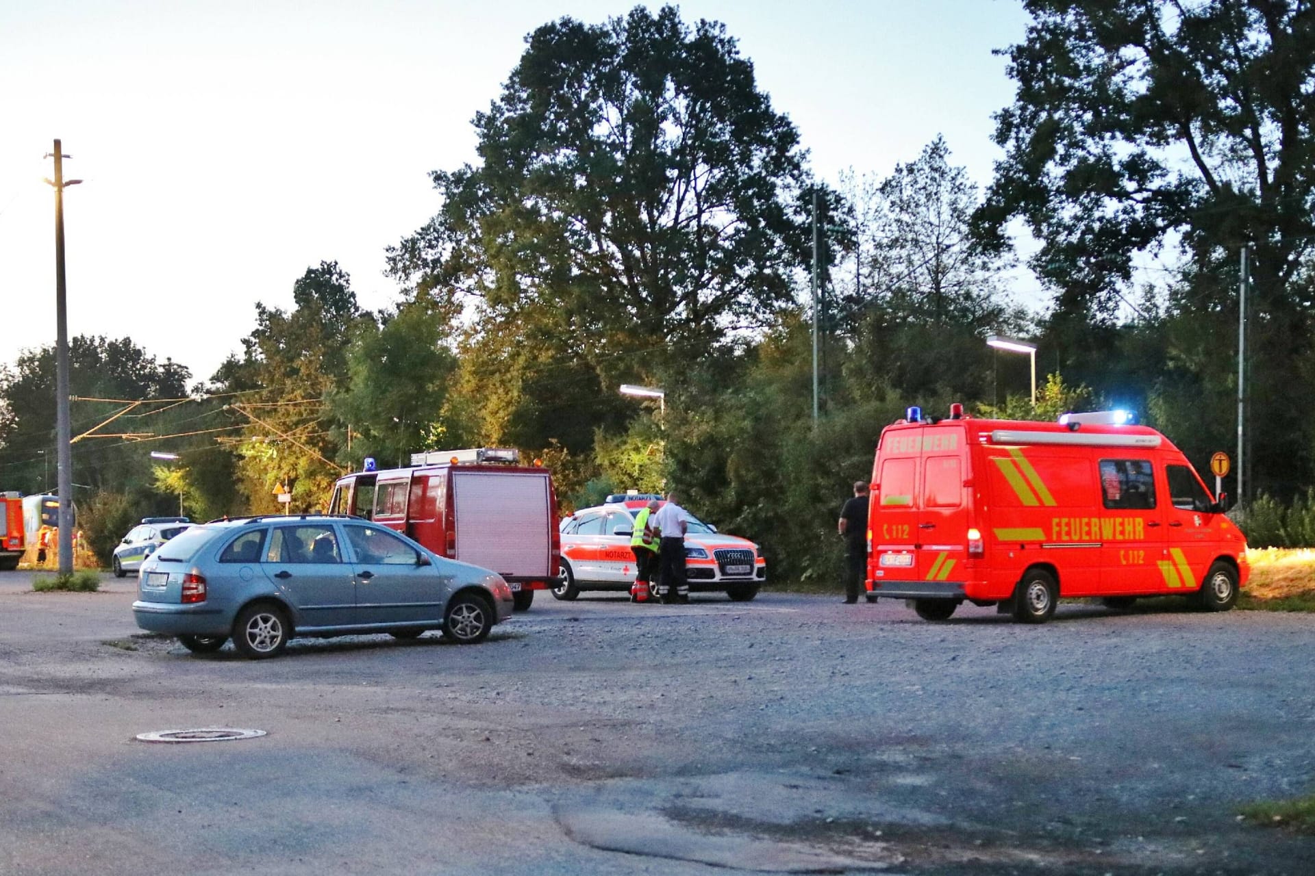 Einsatzkräfte am Maubacher Bahnhof: Für den 54-jährigen Mann kam am Montag jede Hilfe zu spät.