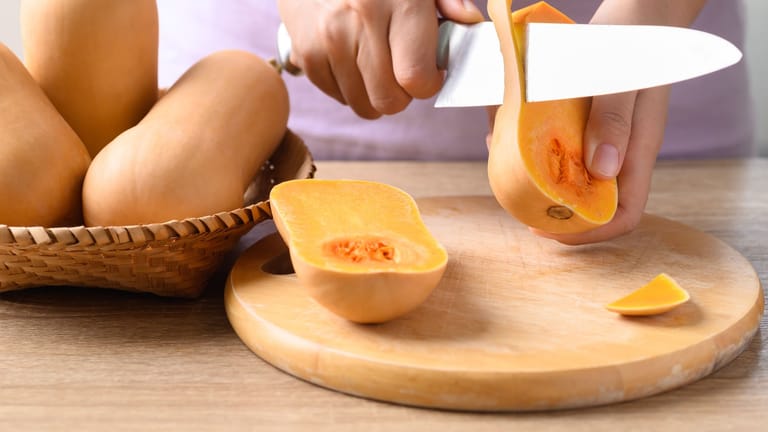 Butternut-Kürbis: Die harte Schale eines Kürbisses kann klassisch mit einem Küchenmesser geschält werden.