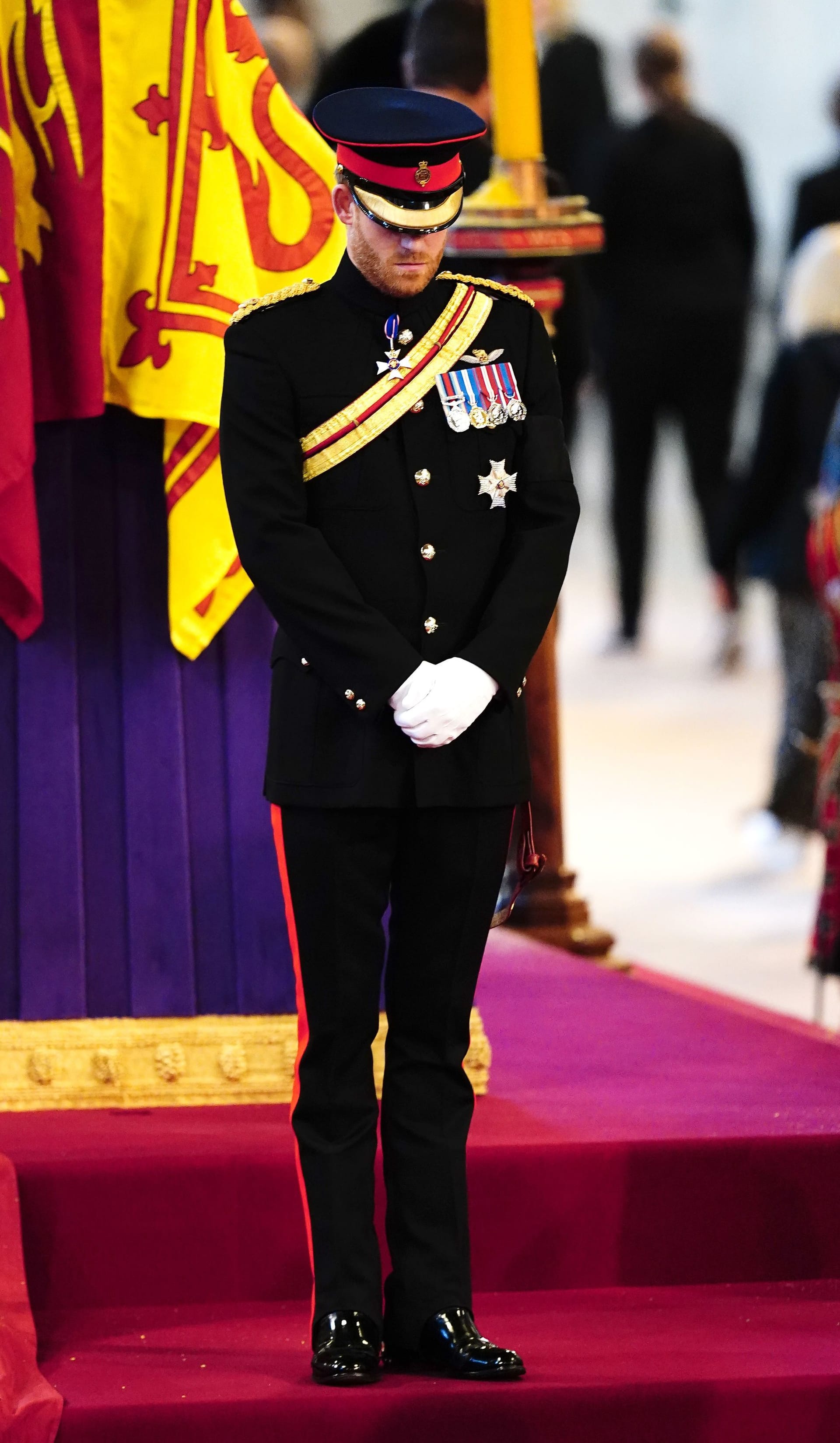 Prinz Harry durfte während der Mahnwache seine Uniform tragen.