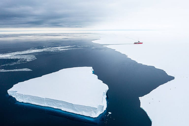 Ein Forschungsschiff in der Antarktis (Archiv): Eine neue Studie dokumentiert die Schmelze des Thwaites-Gletscher.