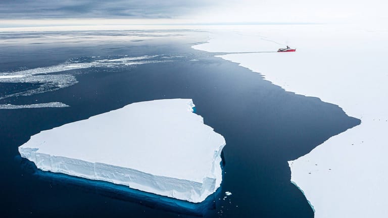 Ein Forschungsschiff in der Antarktis (Archiv): Eine neue Studie dokumentiert die Schmelze des Thwaites-Gletscher.