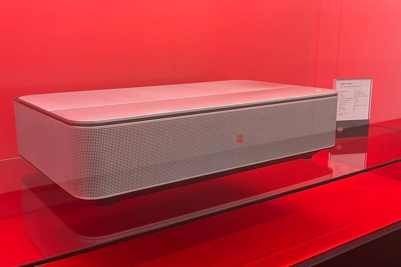 Leica Cine 1: Der Laserprojektor bietet ein Fernseherlebnis der Zukunft - ganz ohne Bildschirm.