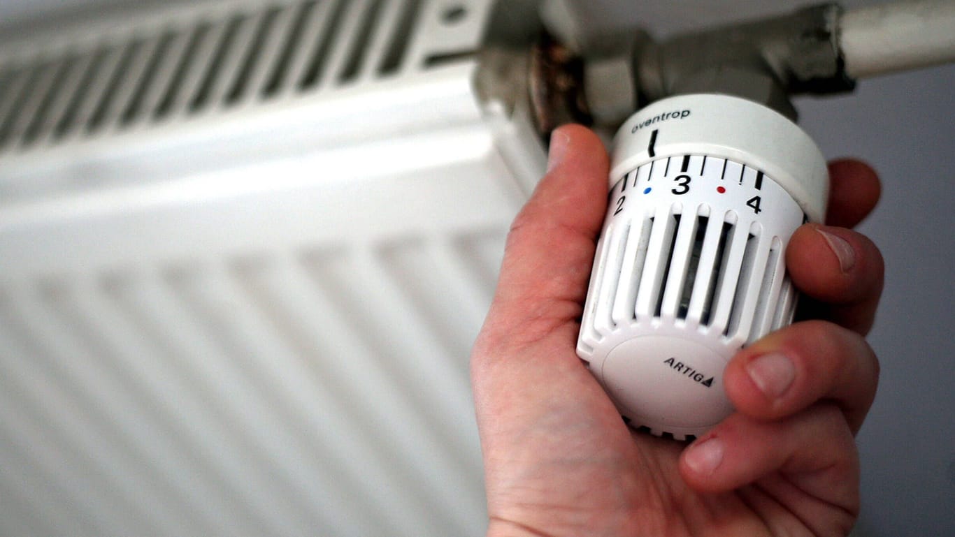 Heizung mit Thermostat: Einige Maßnahmen könnten die Verbraucherinnen und Verbraucher zum Energiesparen anregen.