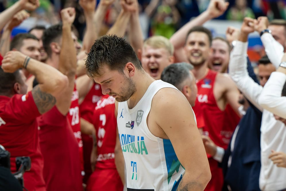 Luka Doncic (vorne) trauert, Polen jubelt: Das Halbfinale findet ohne Slowenien statt.