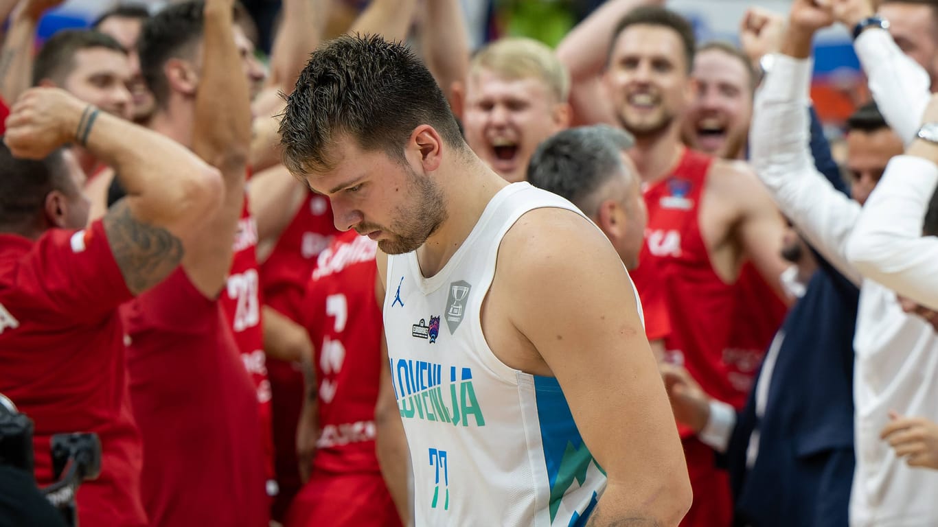 Luka Doncic (vorne) trauert, Polen jubelt: Das Halbfinale findet ohne Slowenien statt.