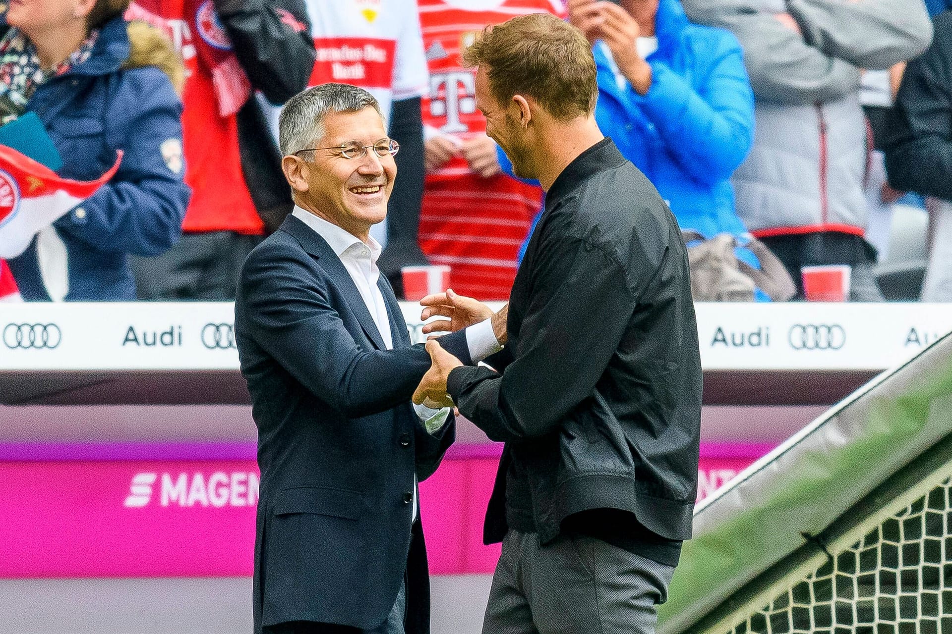 Herbert Hainer (l.) und Julian Nagelsmann: Der Präsident glaubt an die Wende mit dem Chefcoach beim FC Bayern und ist von einem Sieg am Freitag gegen Leverkusen überzeugt.