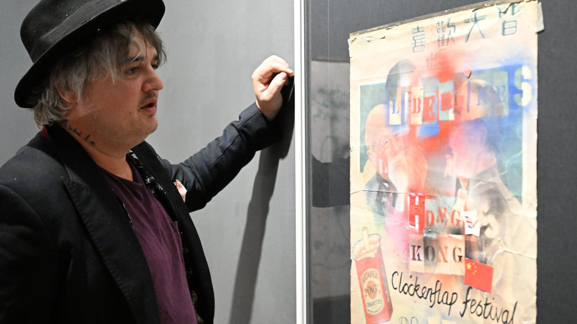 Vor der Ausstellung «Contain yourself (seriously)»