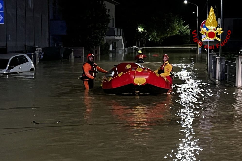 Rettungskräfte in Ancona: Die italienische Stadt kämpft nach heftigem Regen mit Überschwemmungen.