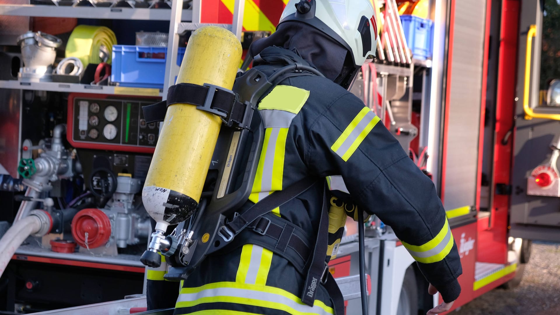 Feuerwehr im Einsatz (Symbolbild): In Berlin ist das Fahrzeug eines Diplomaten in Brand geraten. Feuerwehr im Einsatz (Symbolbild): In Berlin ist das Fahrzeug eines Diplomaten in Brand geraten.