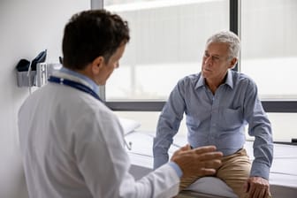 Arzt und älterer Patient im Gespräch