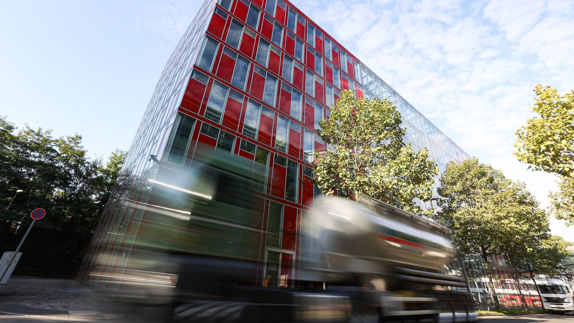 An der Uniper-Zentrale in Düsseldorf fährt ein Tanklaster vorbei: Die Verstaatlichung des angeschlagenen deutschen Gasimporteurs Uniper ist beschlossene Sache.