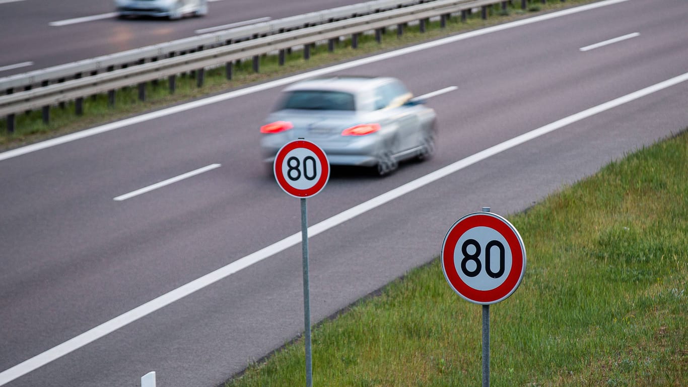 Ein Straßenschild mit der Geschwindigkeitsbegrenzung von 80 Kilometern pro Stunde (Symbolbild): Der Autofahrer war deutlich zu schnell unterwegs.