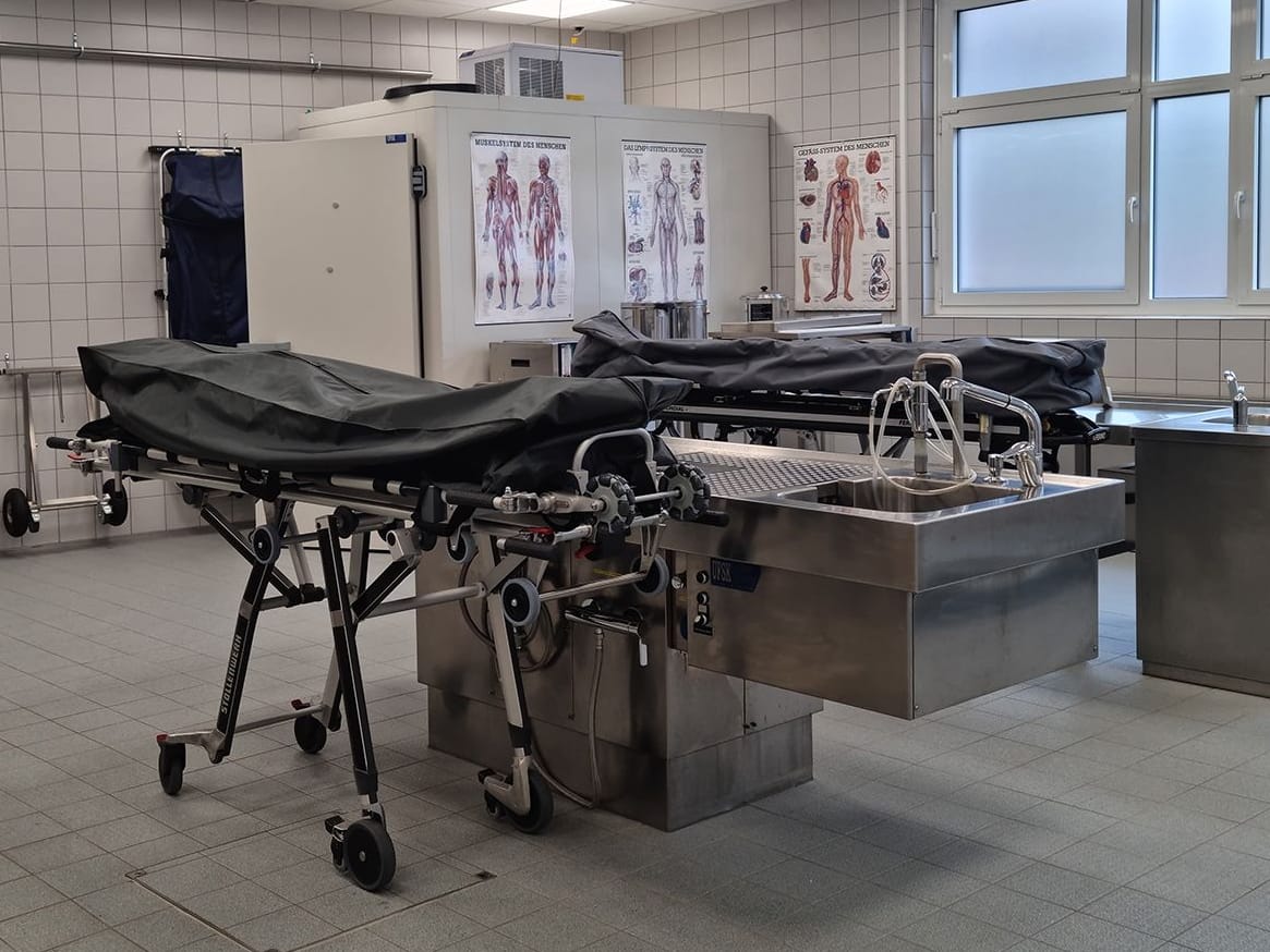 Hygienischer Versorgungsraum im Bundesausbildungszentrum der Bestatter in Münnerstadt: Hier können Bestatter auch die Thanatopraxie erlernen.