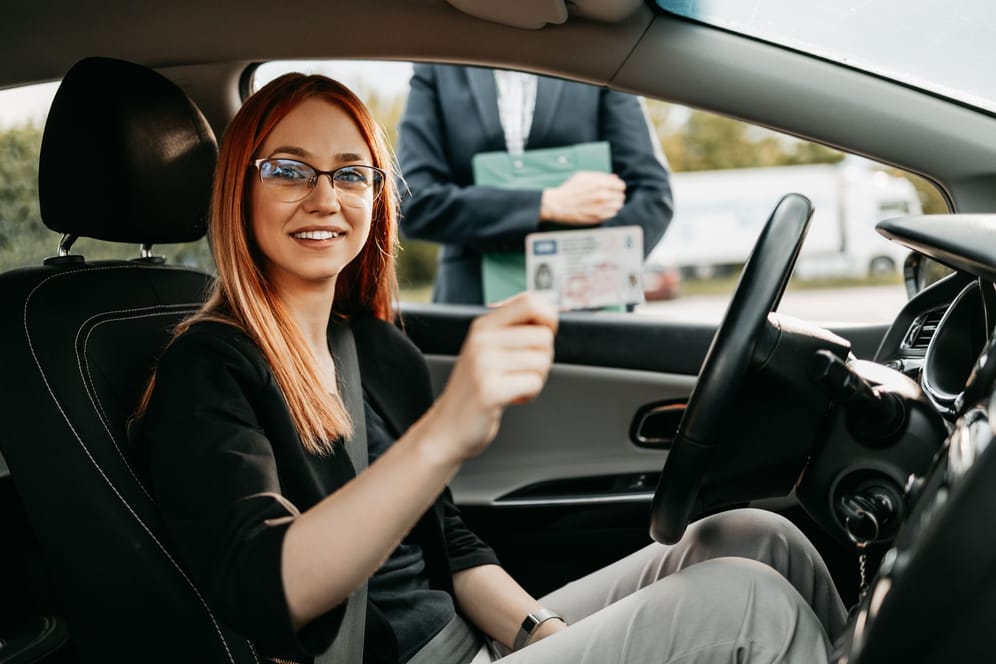 ﻿Führerscheinprüfung: Gesetzlich sind zwölf Stunden im realen Verkehr vorgesehen, um an einer Fahrprüfung teilzunehmen.