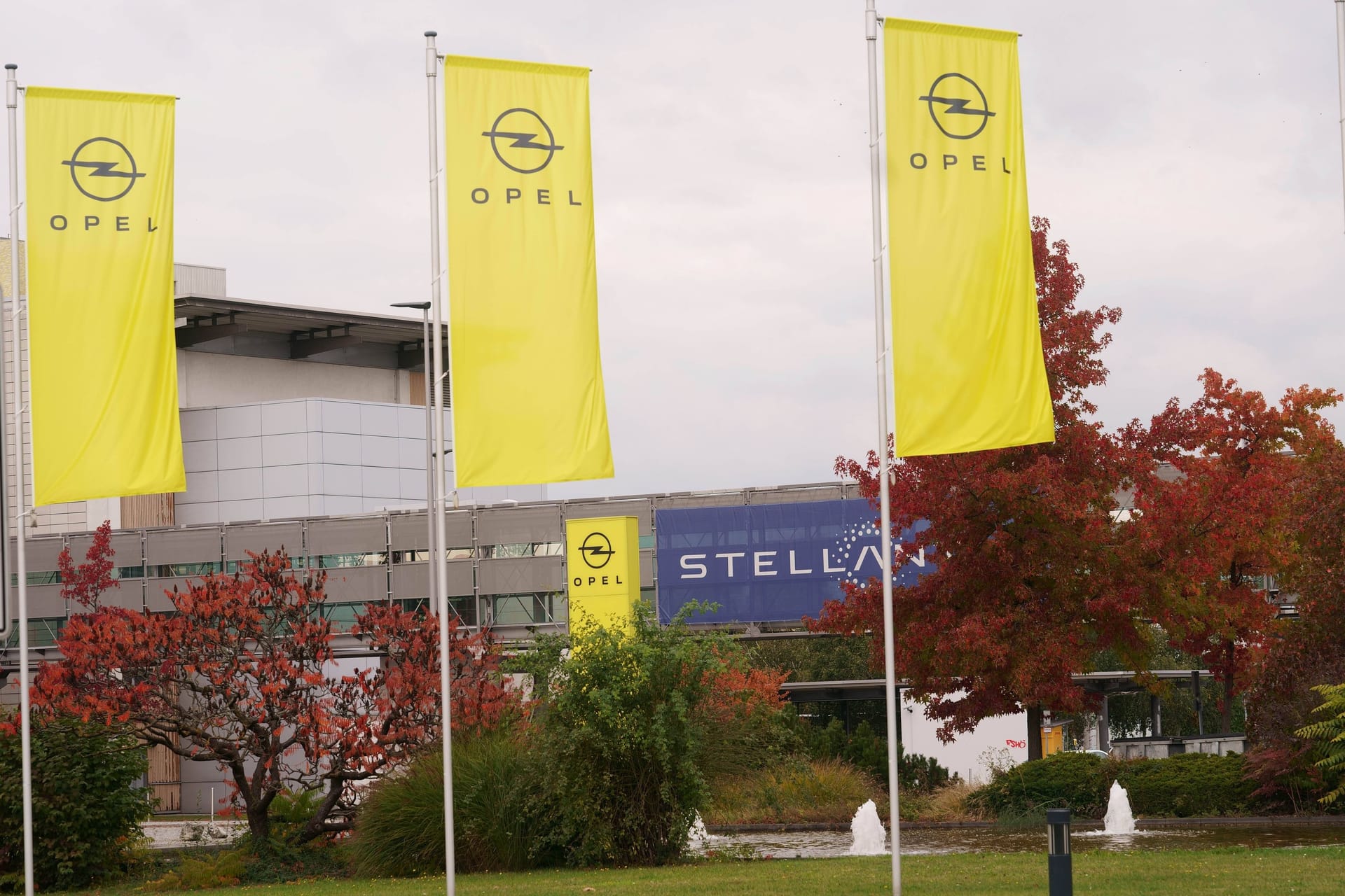 Das Opel-Werk in Rüsselsheim (Archivbild): Die Tochterfirma von Stellantis plant, die Belegschaft deutlich zu reduzieren. Das Opel-Werk in Rüsselsheim (Archivbild): Die Tochterfirma von Stellantis plant, die Belegschaft deutlich zu reduzieren.