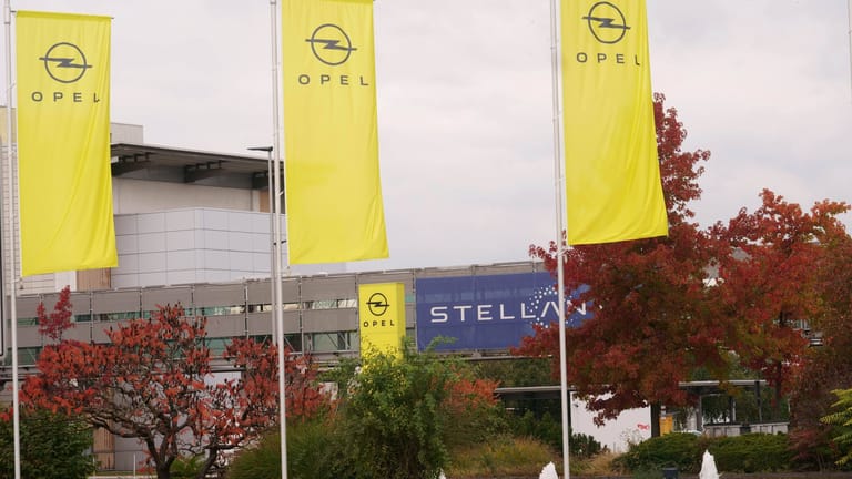 Das Opel-Werk in Rüsselsheim (Archivbild): Die Tochterfirma von Stellantis plant, die Belegschaft deutlich zu reduzieren.