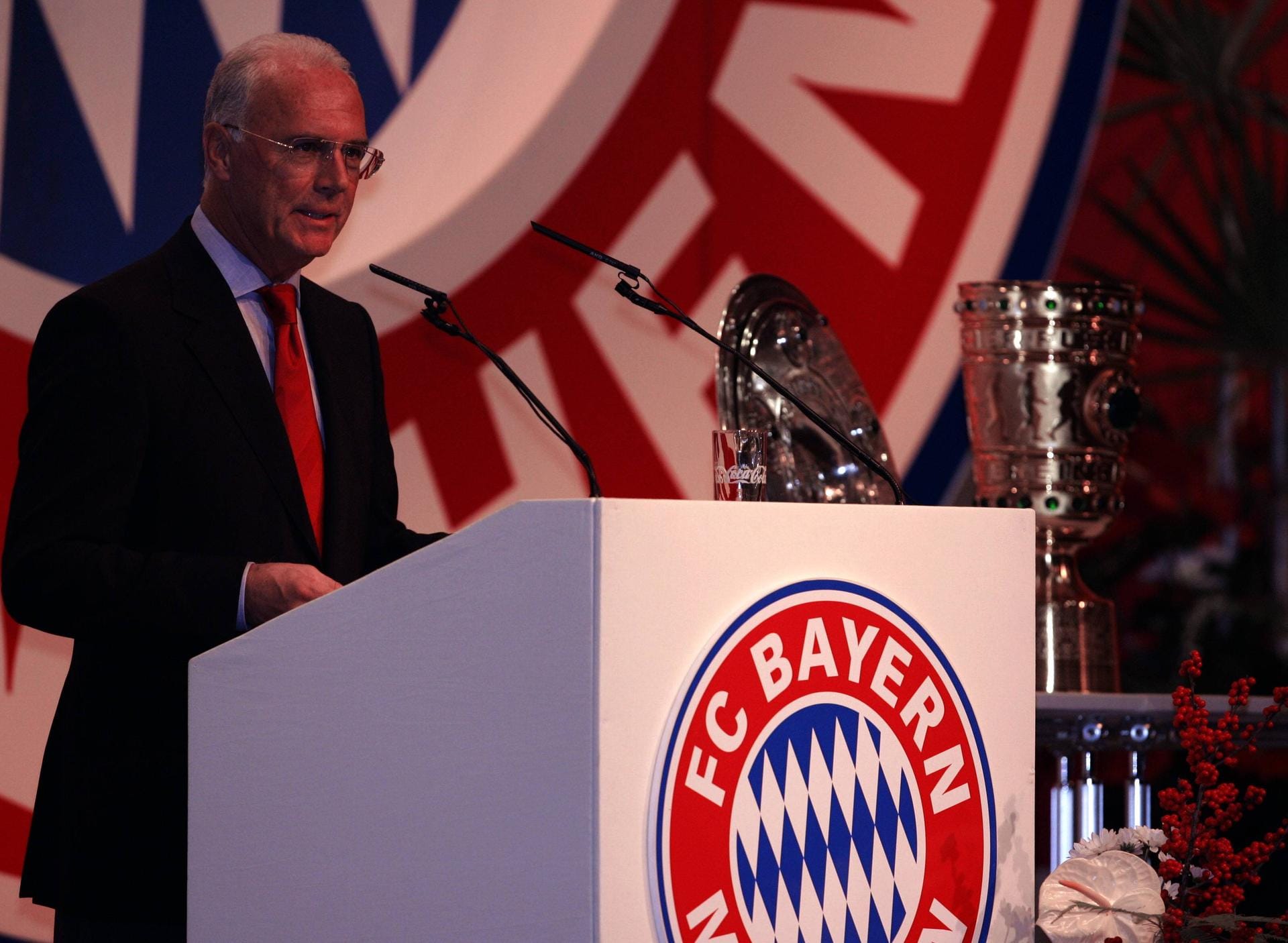 Nach seiner Zeit in Frankreich wird Beckenbauer 1991 zunächst Vize-Präsident, ab 1994 Präsident des FC Bayern München. Obwohl bereits Vereinspräsident, hilft Beckenbauer dem FC Bayern als Trainer aus. 1996 gewinnt er als Übungsleiter den Uefa Cup mit dem FC Bayern. Bis 2009 bleibt der "Kaiser" an der Vereinsspitze.