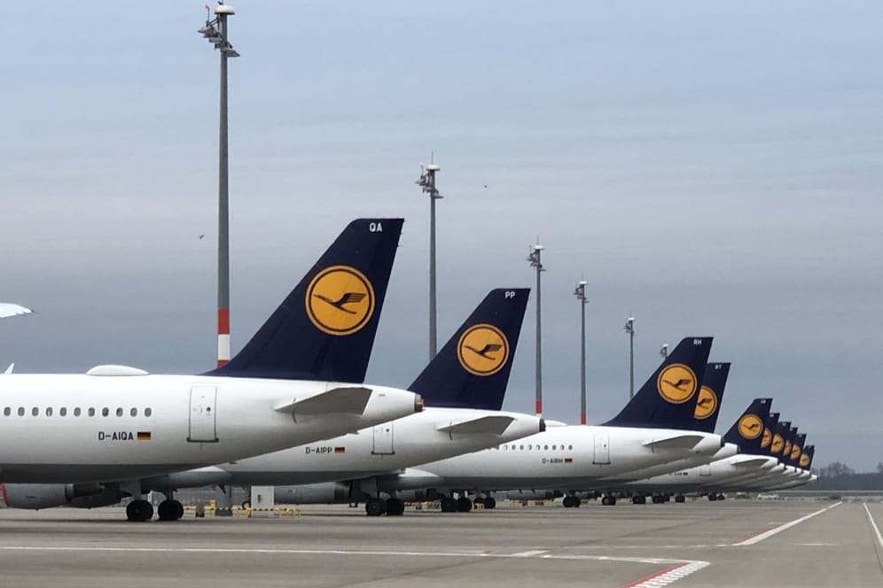 Flugzeuge der Lufthansa stehen an einem Flughafen nebeneinander (Archivbild): Zahlreiche Flüge fallen in Hamburg aus.