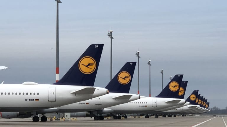 Flugzeuge der Lufthansa stehen an einem Flughafen nebeneinander (Archivbild): Zahlreiche Flüge fallen in Hamburg aus.
