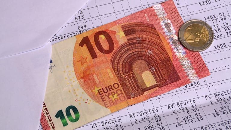 Zehn-Euro-Schein und Zwei-Euro-Münze: Expertinnen und Experten befürchten, dass der erhöhte Mindestlohn die Inflation ankurbeln könnte.