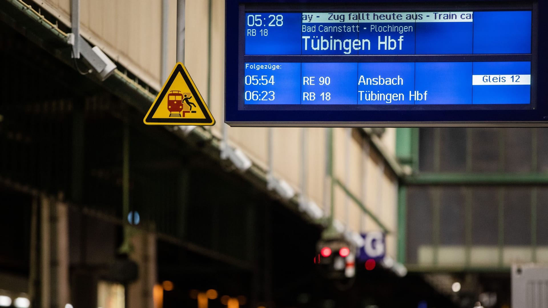 Anzeigetafel am Stuttgarter Hauptbahnhof (Symbolbild): Seit drei Uhr haben die Lokführer die Arbeit niedergelegt. Anzeigetafel am Stuttgarter Hauptbahnhof (Symbolbild): Seit drei Uhr haben die Lokführer die Arbeit niedergelegt.