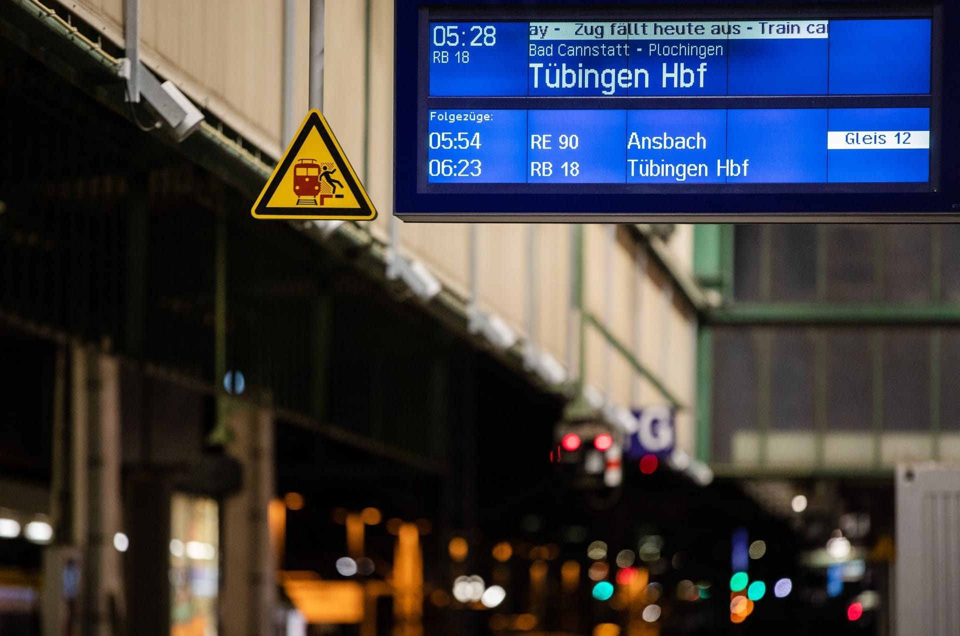Anzeigetafel am Stuttgarter Hauptbahnhof (Symbolbild): Seit drei Uhr haben die Lokführer die Arbeit niedergelegt.